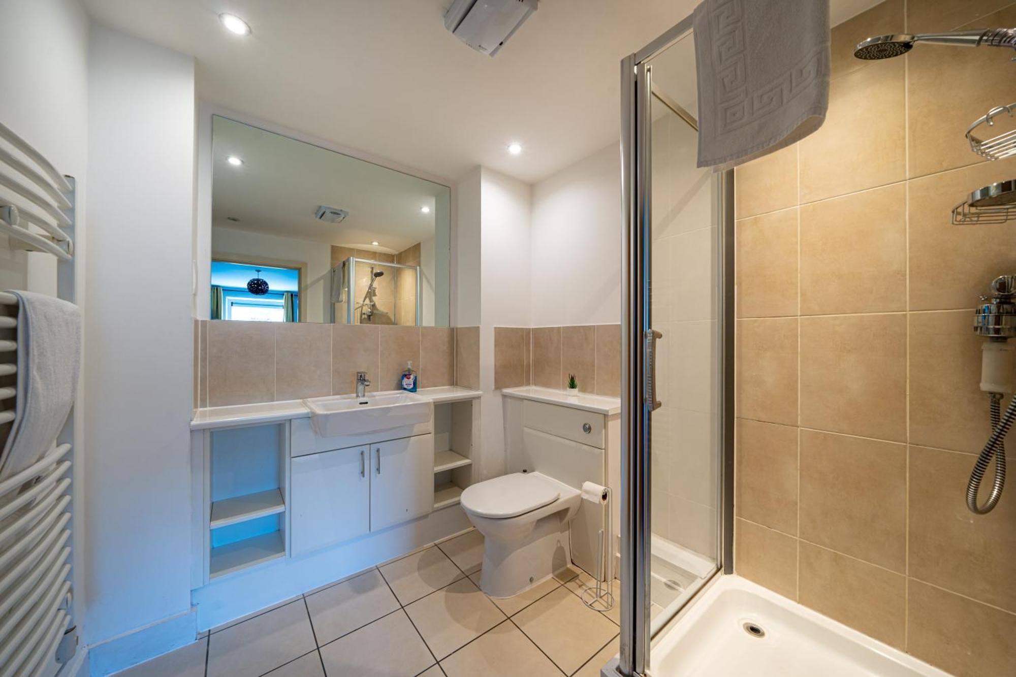 Chic Lakeside W Free Parking Near Excel Apartment London