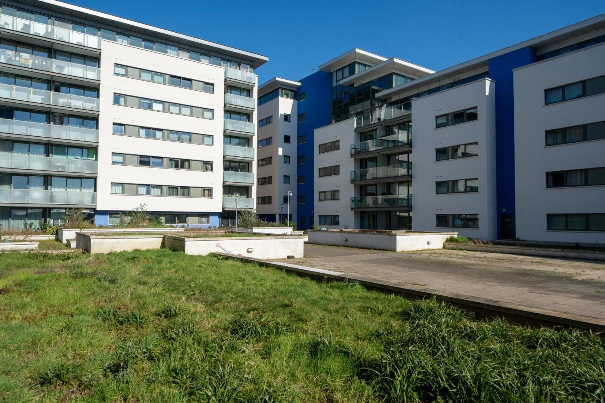 Chic Lakeside W Free Parking Near Excel Apartment *