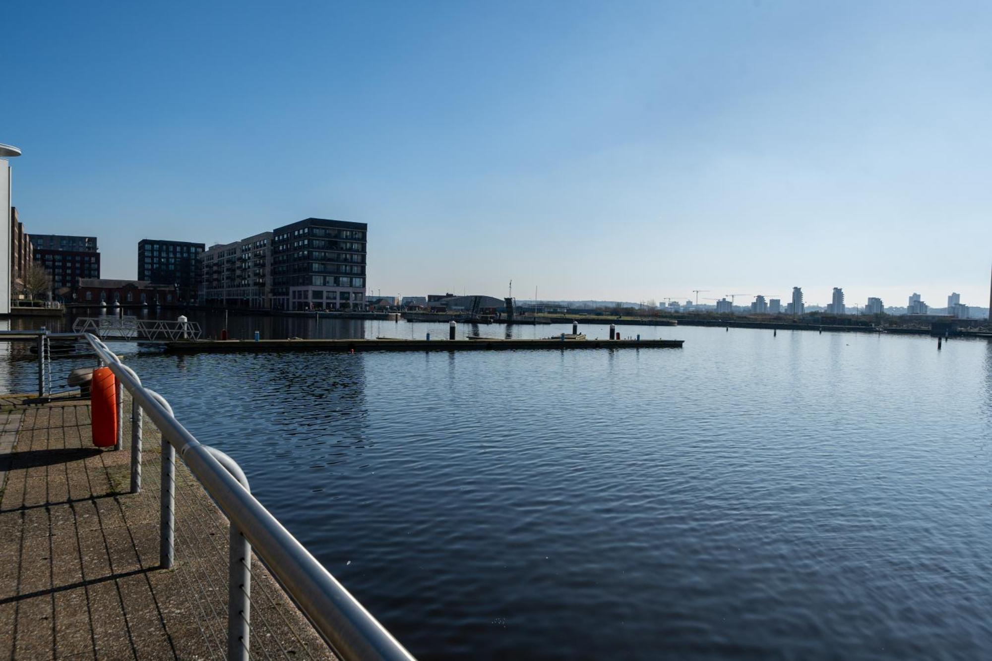 Chic Lakeside W Free Parking Near Excel Apartment *