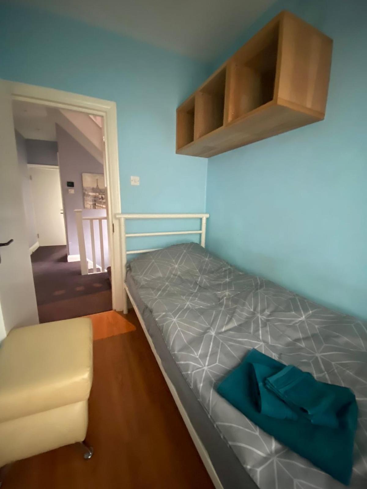 Holiday home House For 7, Garden With Pond, 20min From Heathrow *
