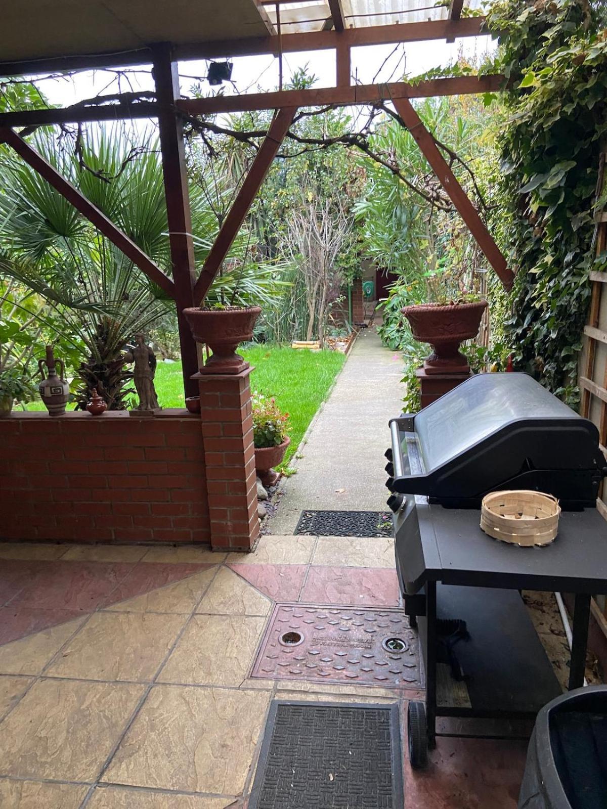 House For 7, Garden With Pond, 20min From Heathrow Holiday home London