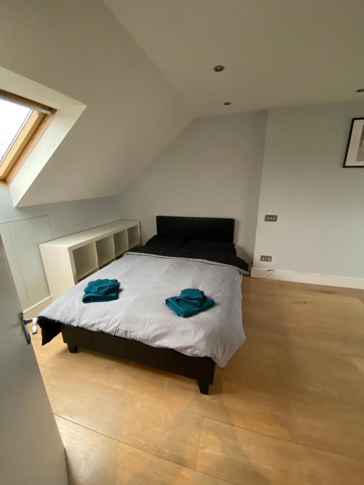 House For 7, Garden With Pond, 20min From Heathrow Holiday home *