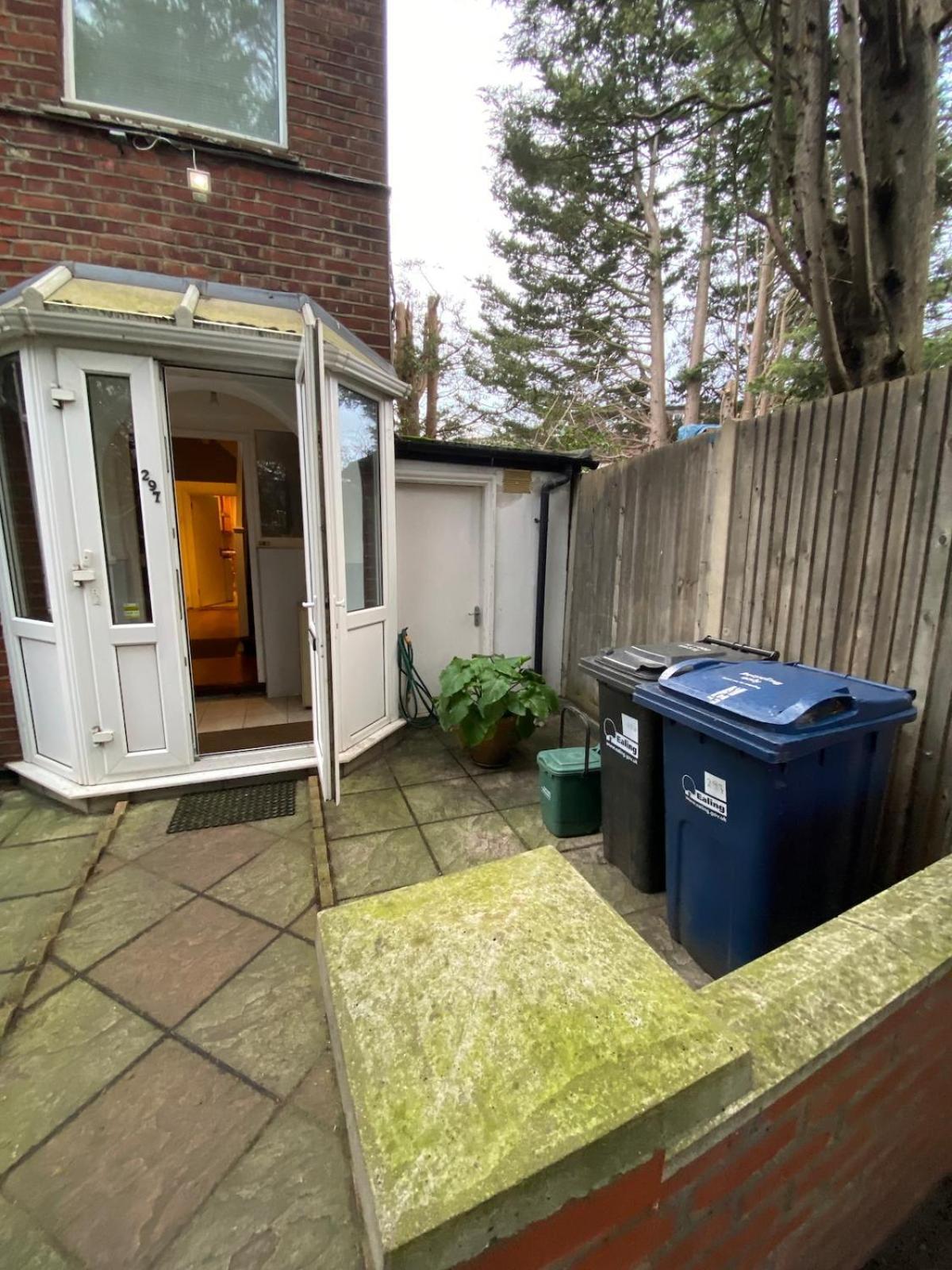 House For 7, Garden With Pond, 20min From Heathrow Holiday home *