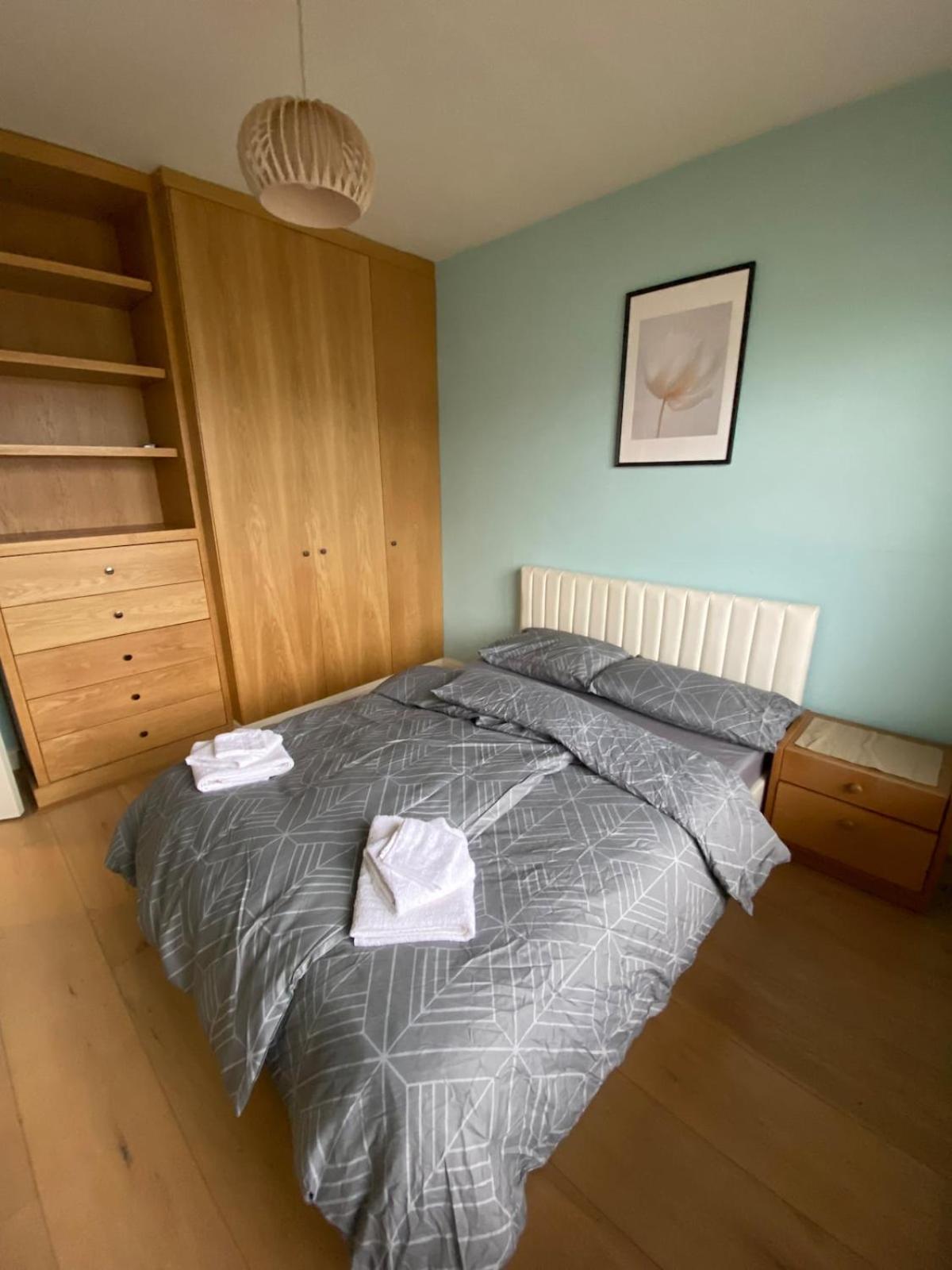 House For 7, Garden With Pond, 20min From Heathrow Holiday home