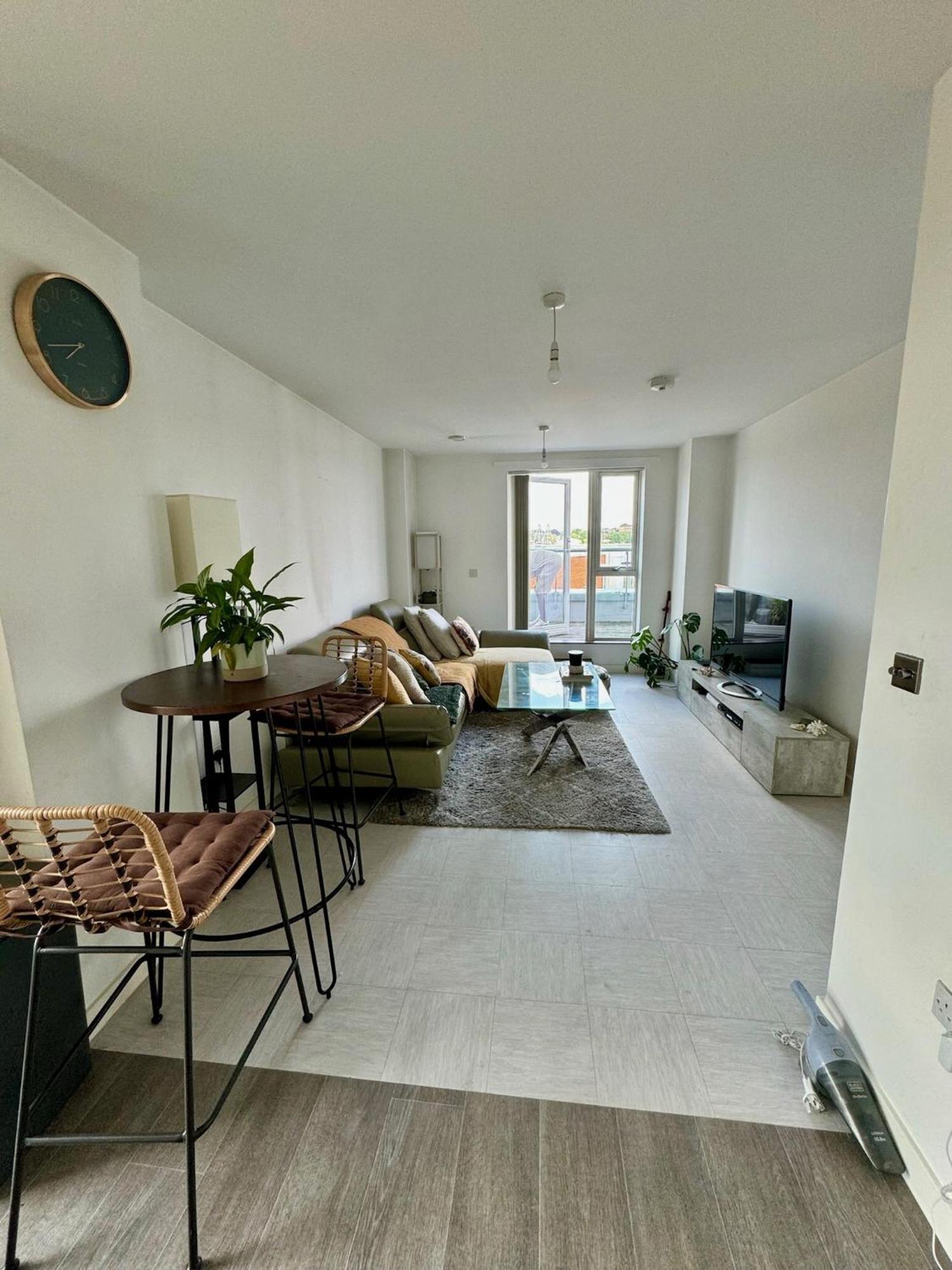 Brixtons Stylish Cove With Balcony Apartment