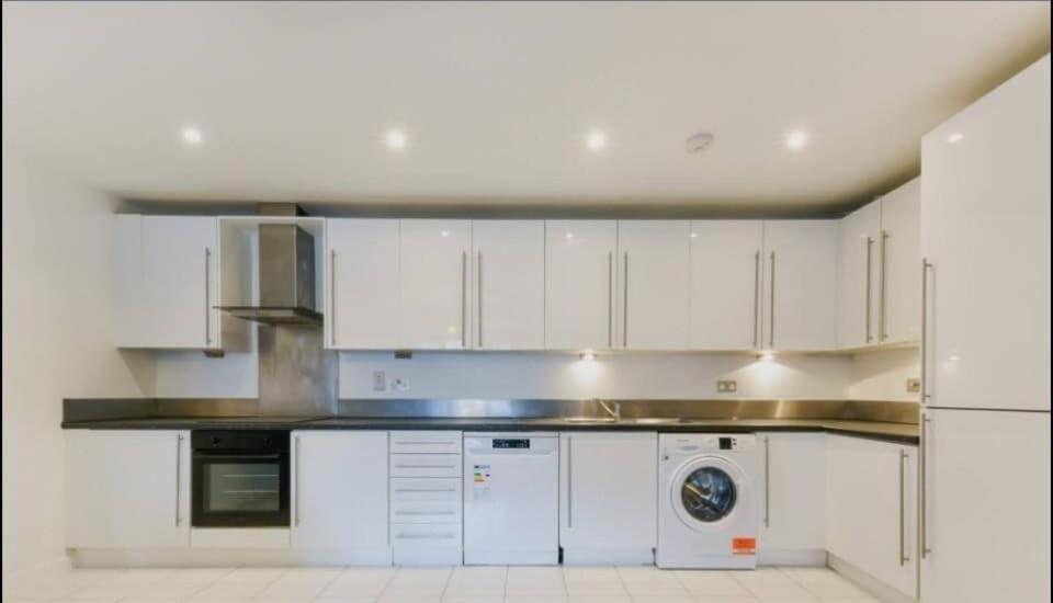 O2 & Excel Zone 2 Sleeps 6 Apartment London