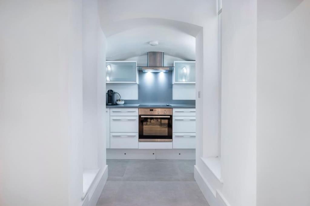 The Urban Minimalist- Notting Hill 2 Bed *