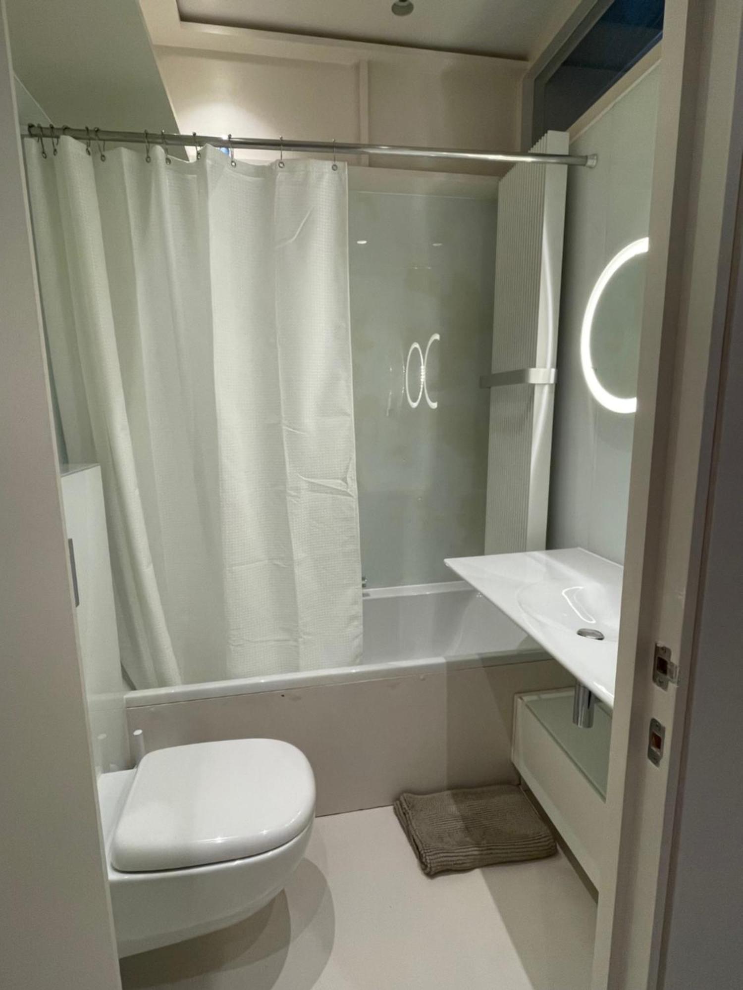 Modern Self-contained Ground And Basement * London