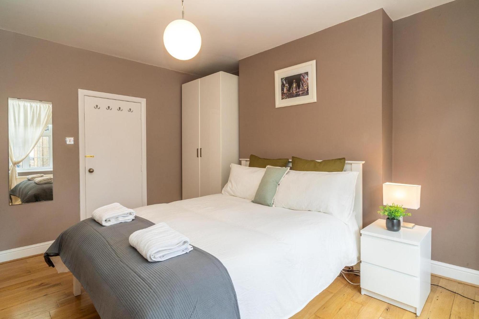 Location! 2 Bed/2bath - Pro Host * London