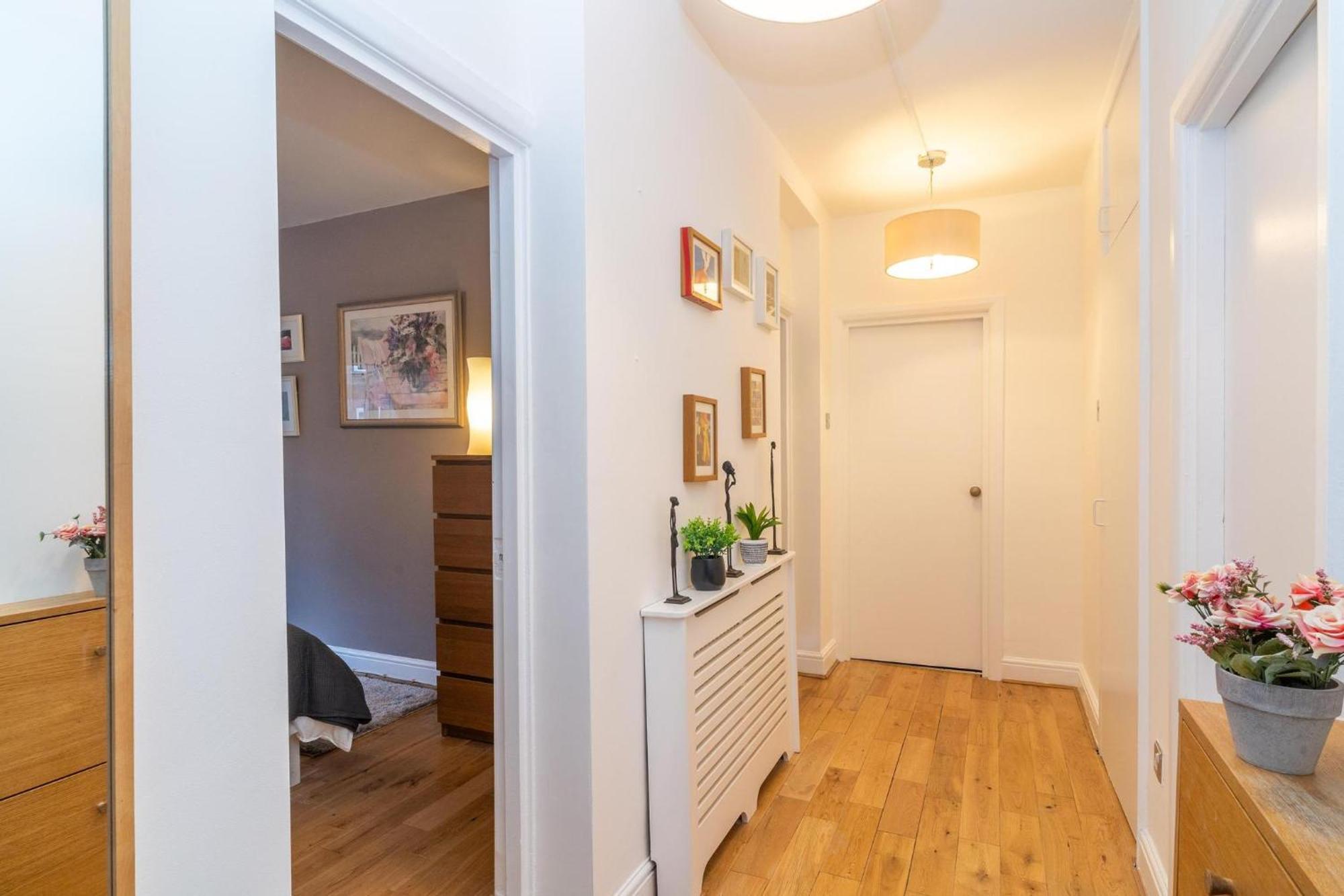 Location! 2 Bed/2bath - Pro Host Apartment London