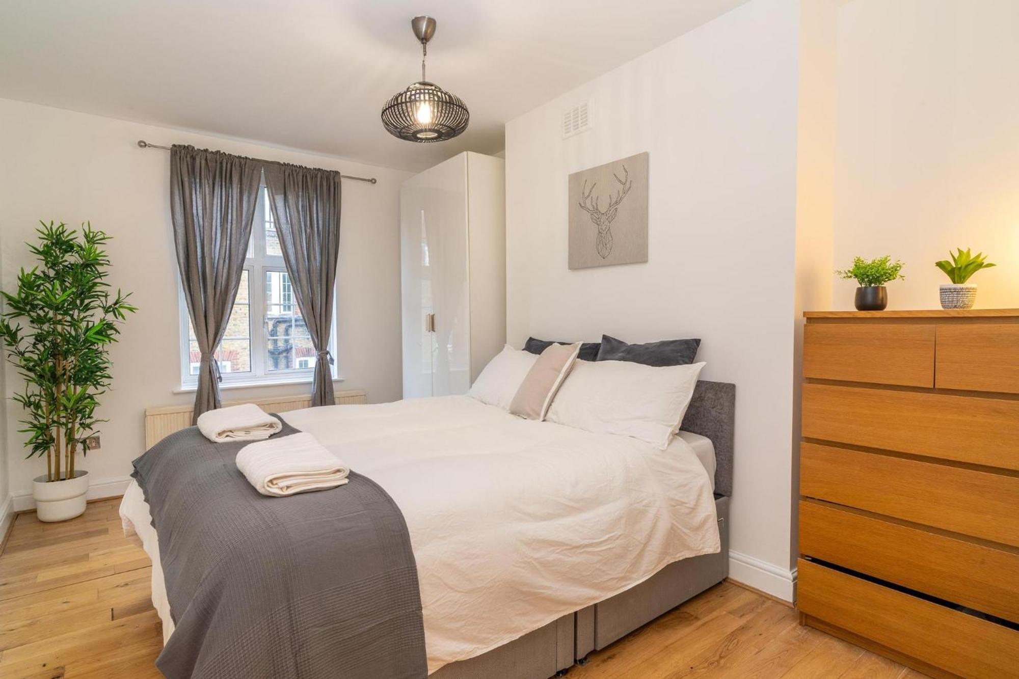 Location! 2 Bed/2bath - Pro Host * London