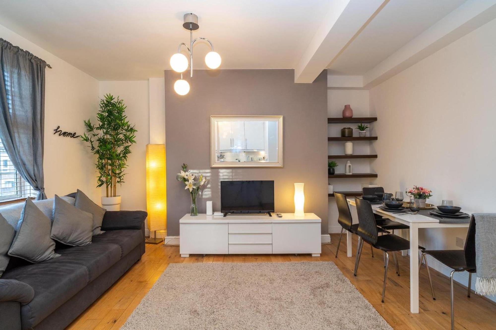 Apartment Location! 2 Bed/2bath - Pro Host London