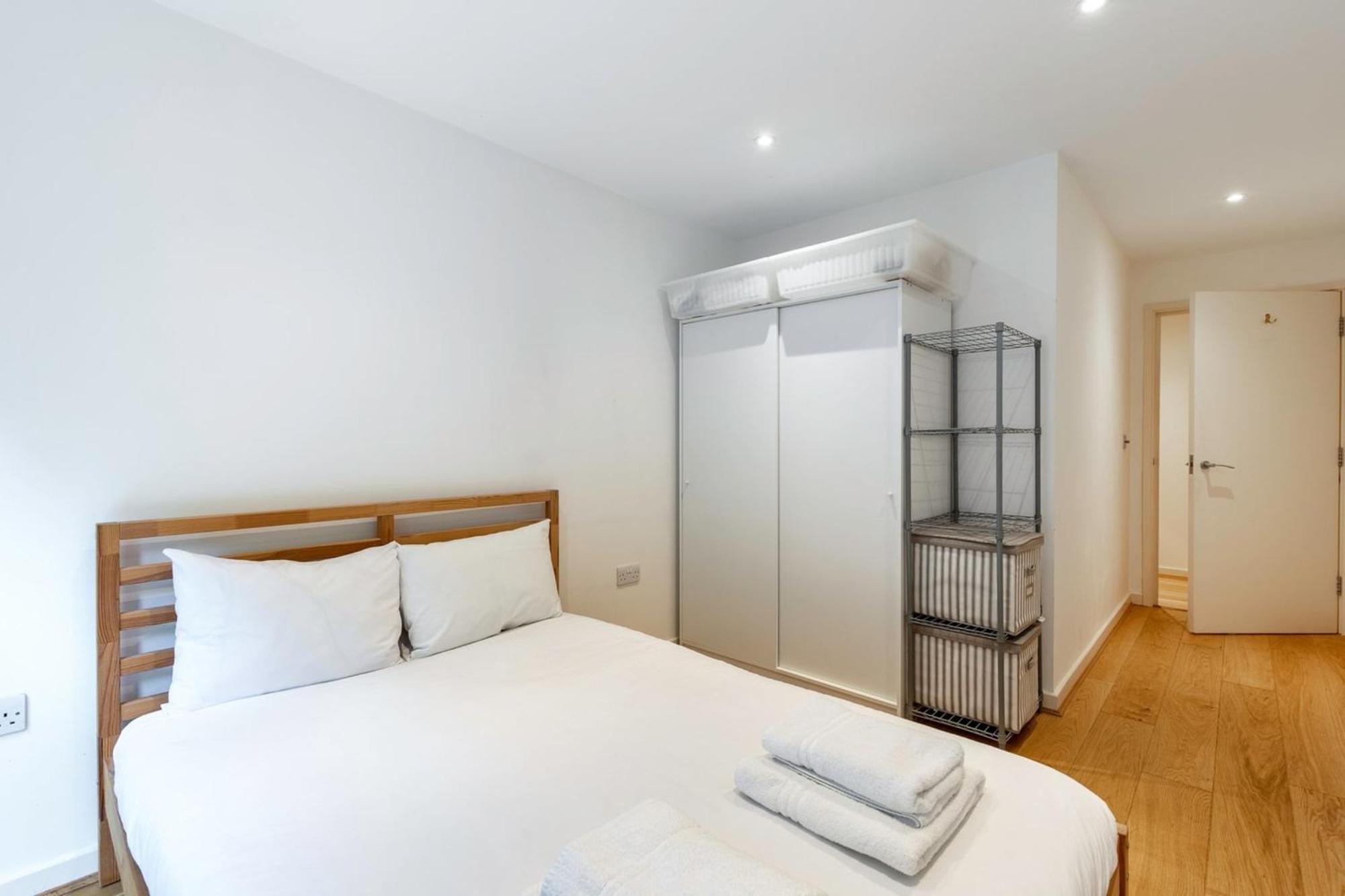 Apartment 2-bed 2-bath In Old Street *