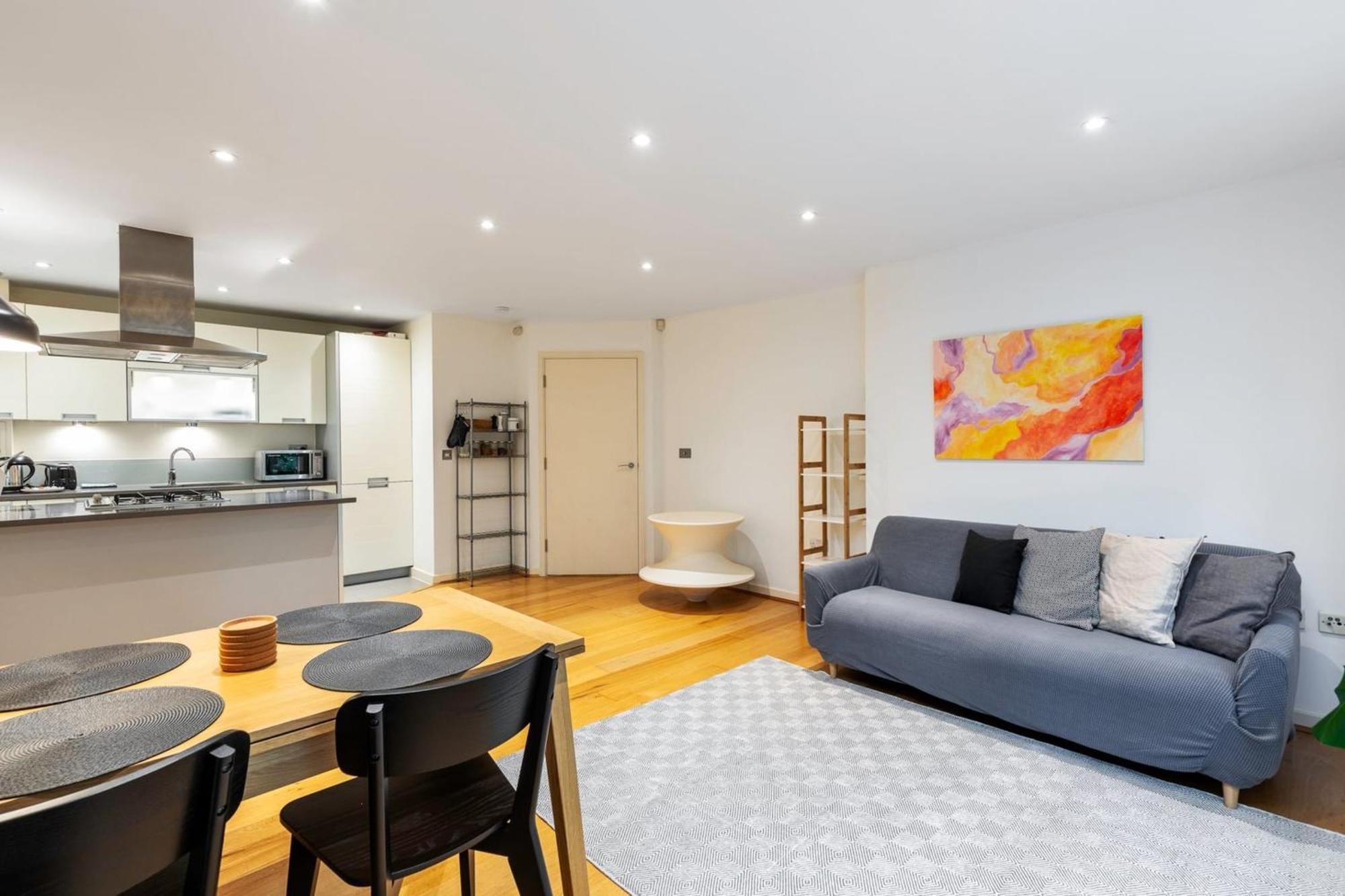 2-bed 2-bath In Old Street * London