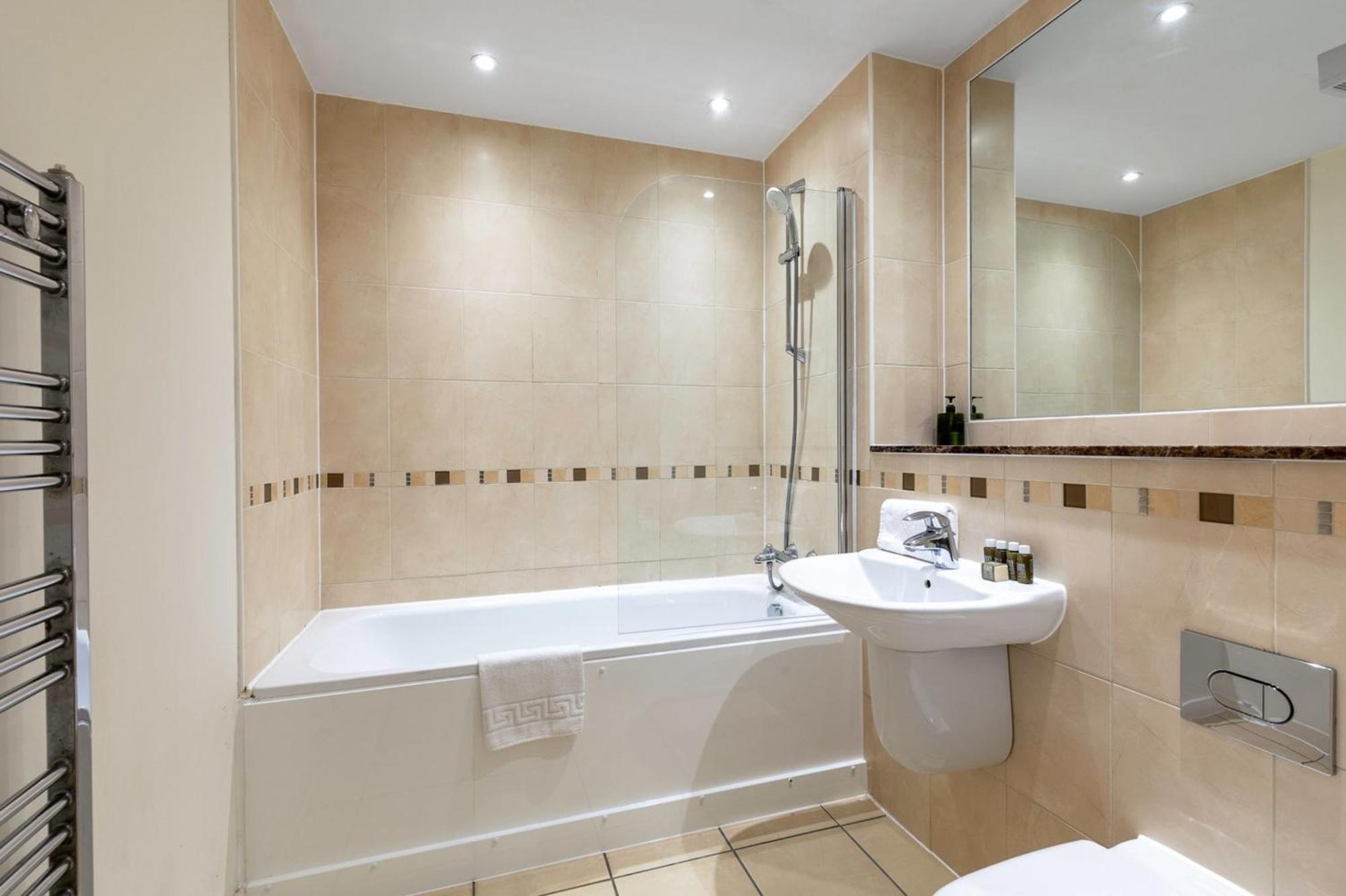 2-bed 2-bath In Old Street