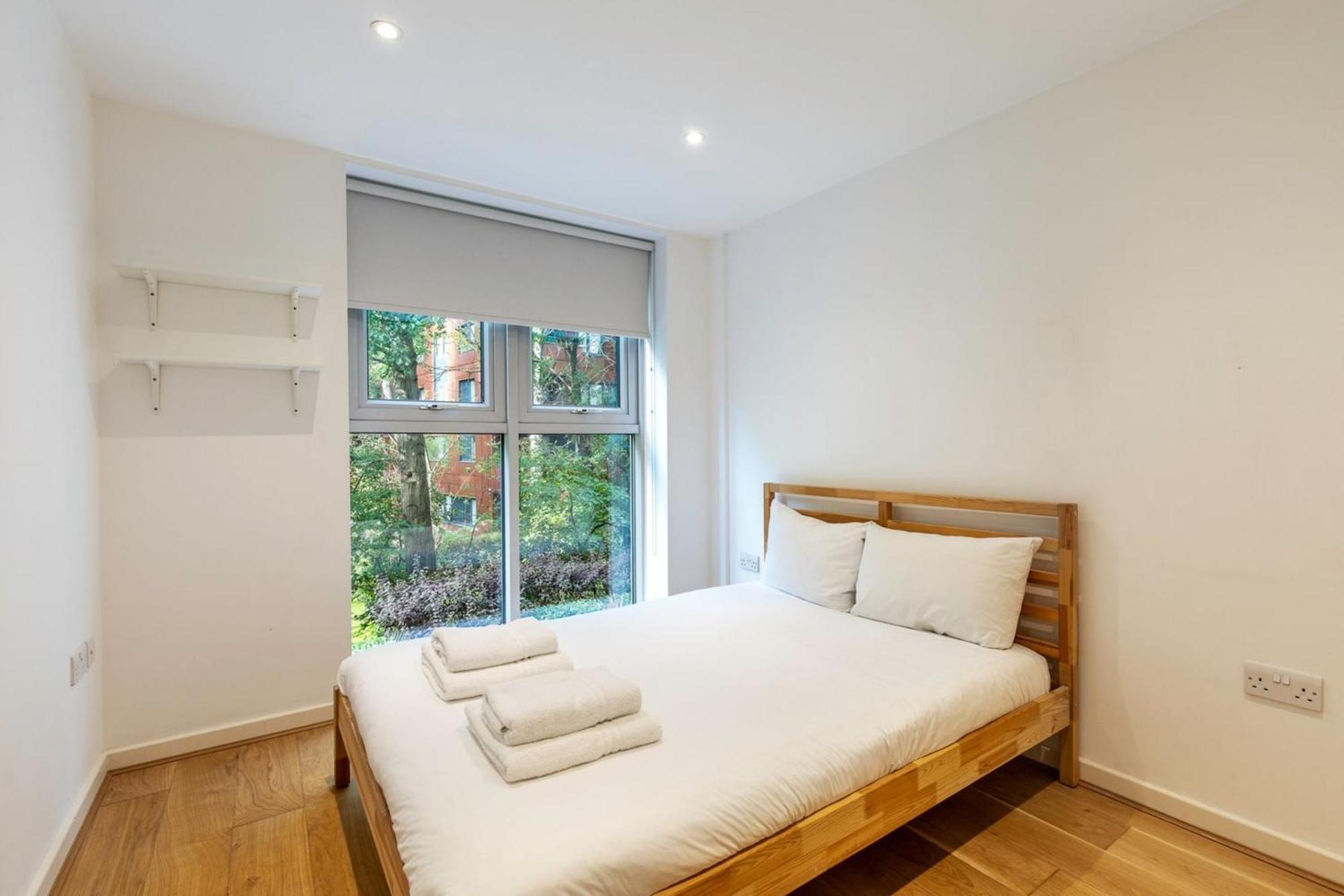 2-bed 2-bath In Old Street Apartment
