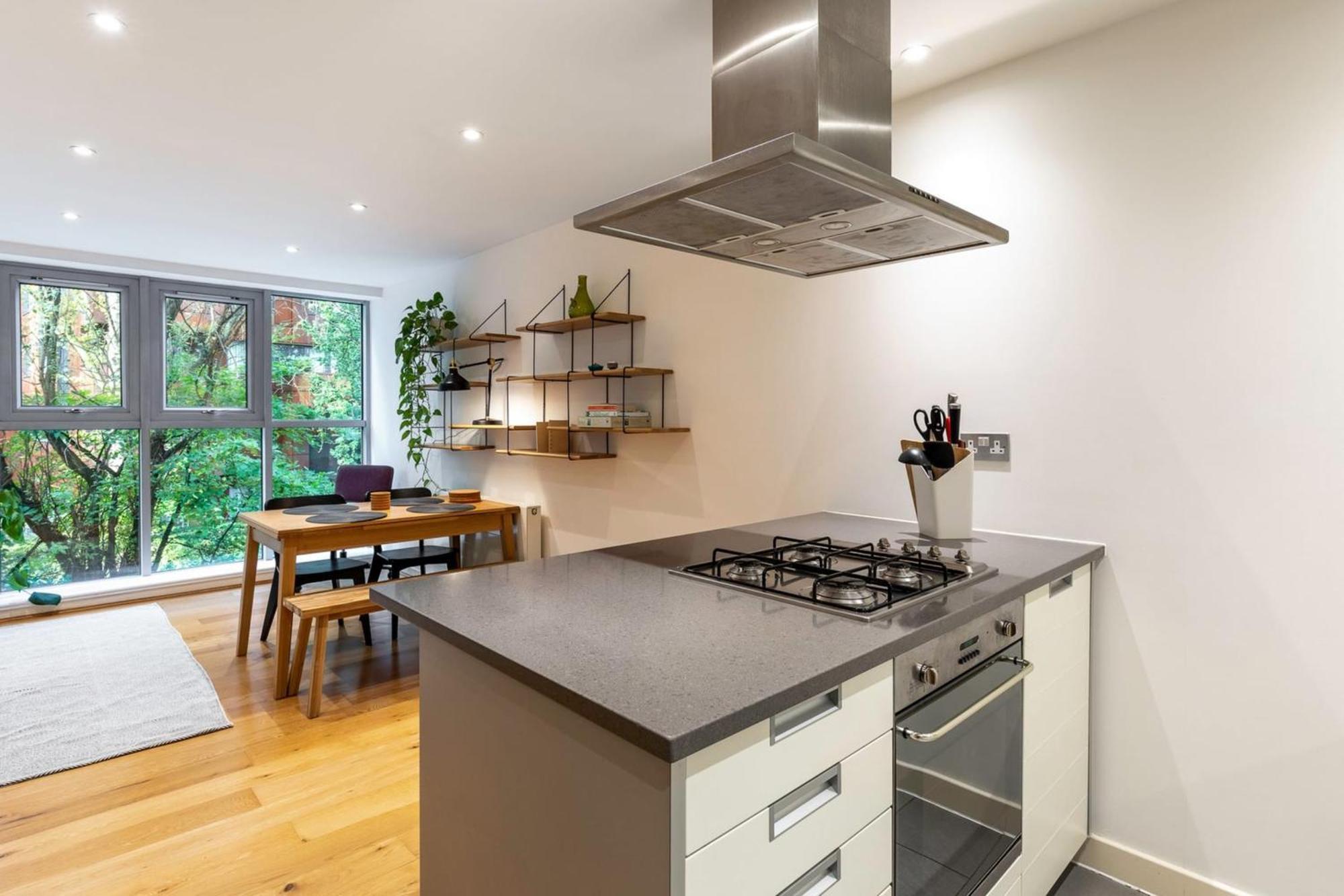 Apartment 2-bed 2-bath In Old Street London