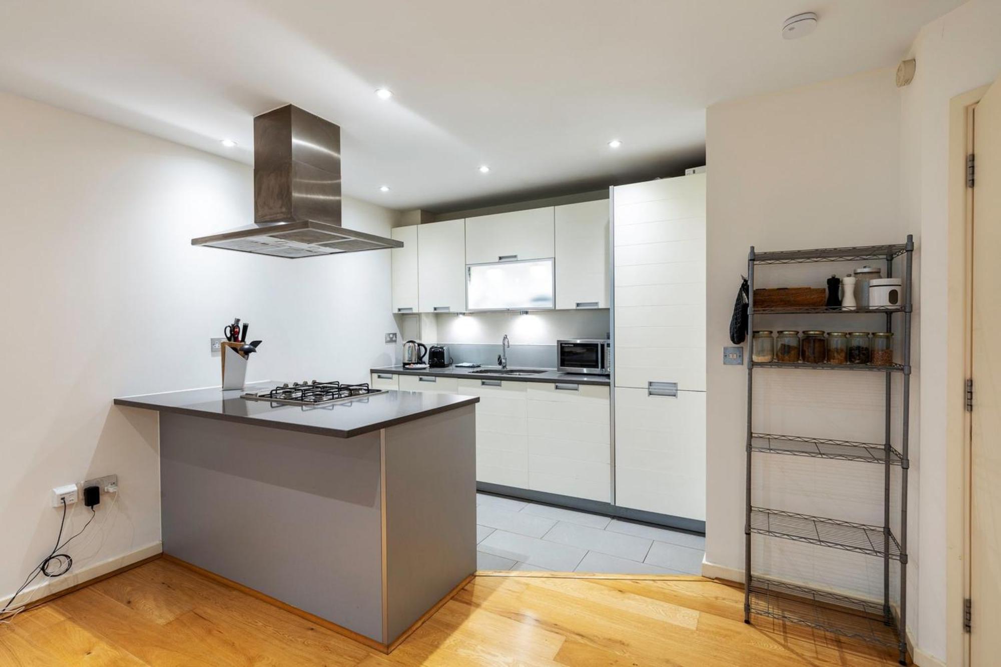 2-bed 2-bath In Old Street Apartment