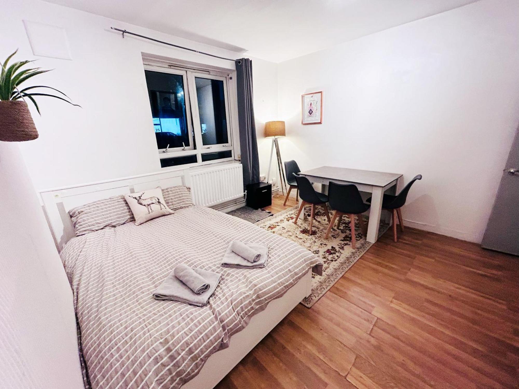 Apartment Spacious Flat With 2 To 3 Bedrooms In