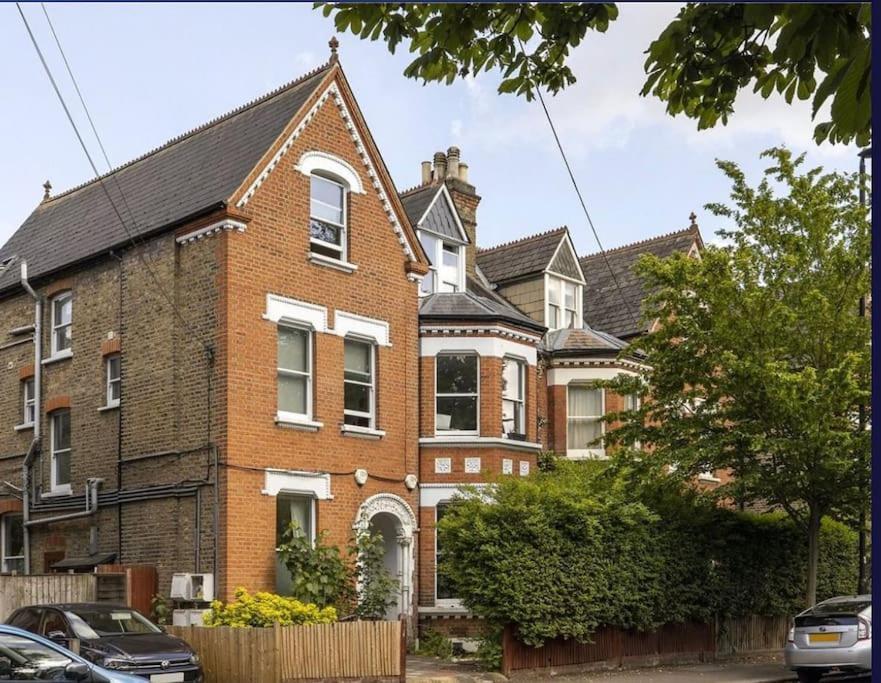 2 Bed Garden Flat West Dulwich Free Street Parking Apartment *