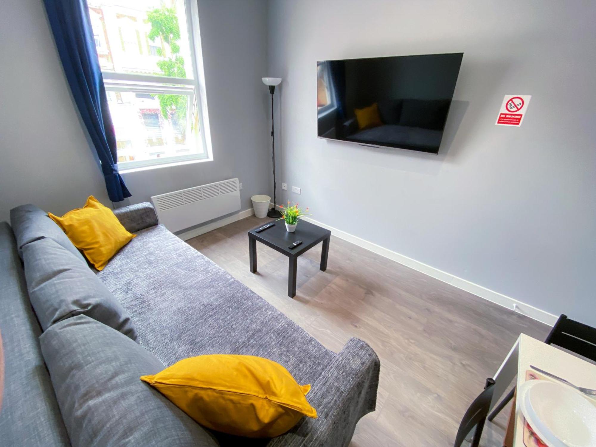 Modern 1 Bedroom Flat In Wood * London