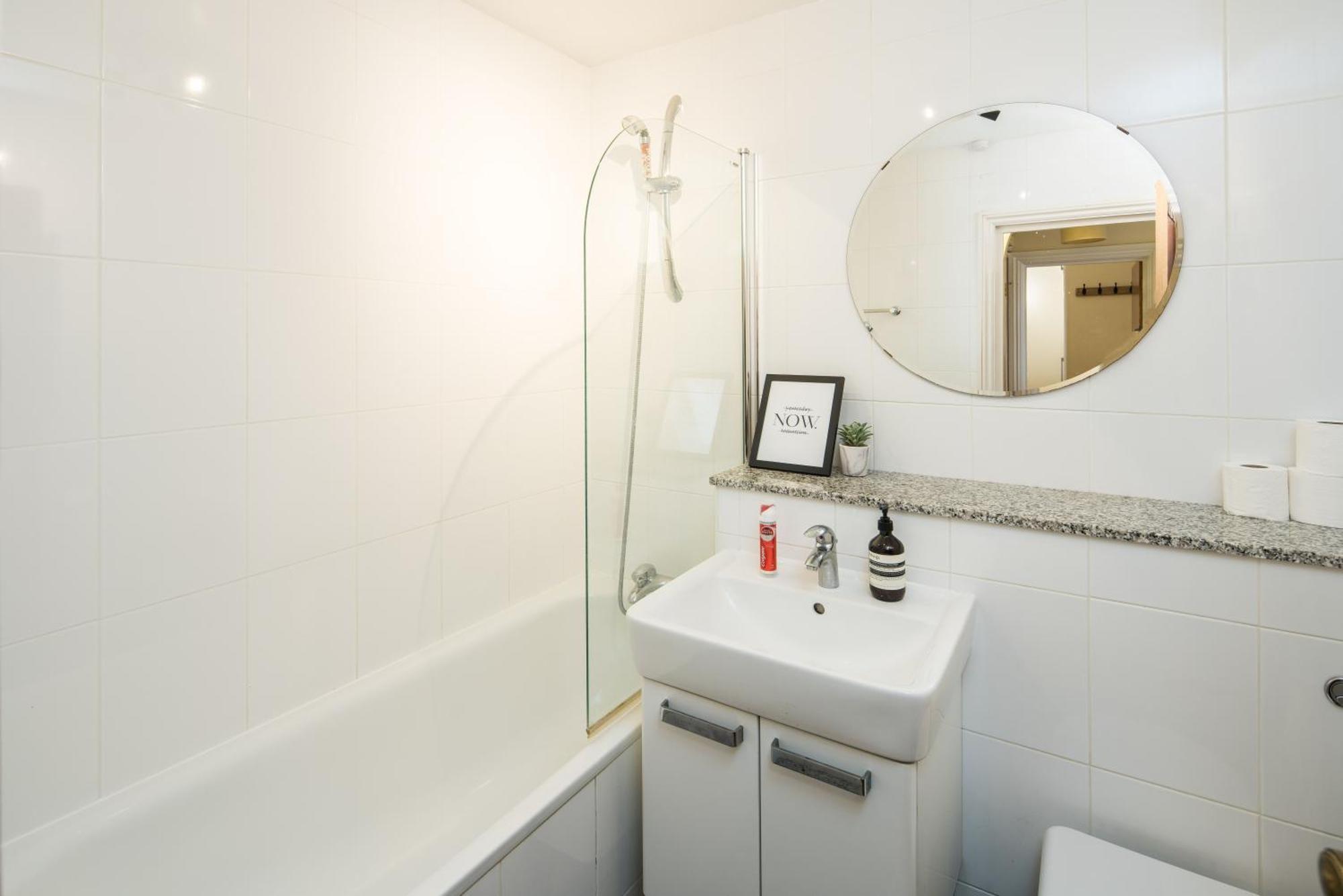 Cosy High-ceiling Victorian Flat With Balcony - 2mins To Hyde Park, Kensington Palace, Nottinghill, High Street Kensington,2br 2baths Apartamento Londres