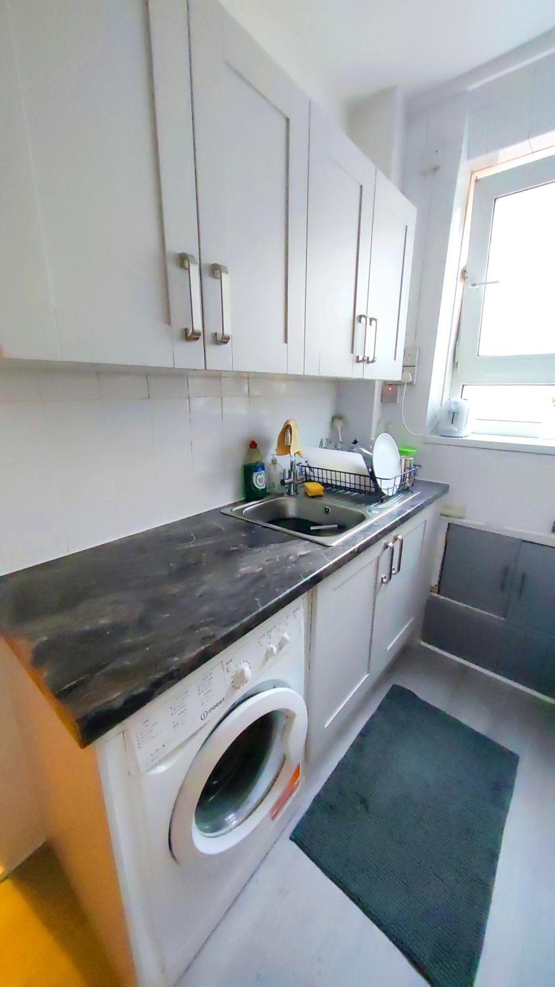 Spacious Flat With 2 To 3 Bedrooms In Apartment