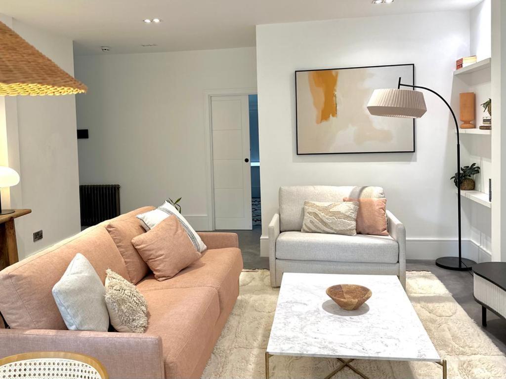 Gorgeous Newly Refurbished 2 Bedroom In Apartment London