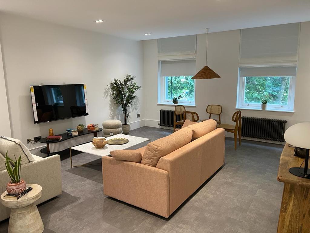 Gorgeous Newly Refurbished 2 Bedroom In