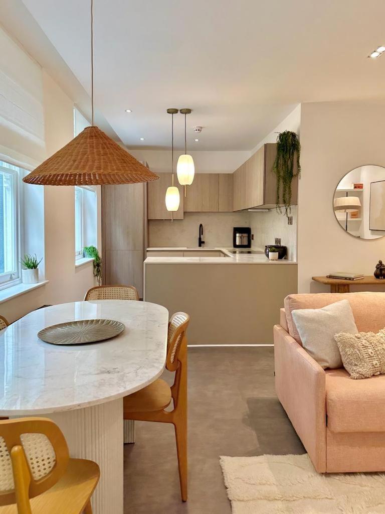 Gorgeous Newly Refurbished 2 Bedroom In Apartment London