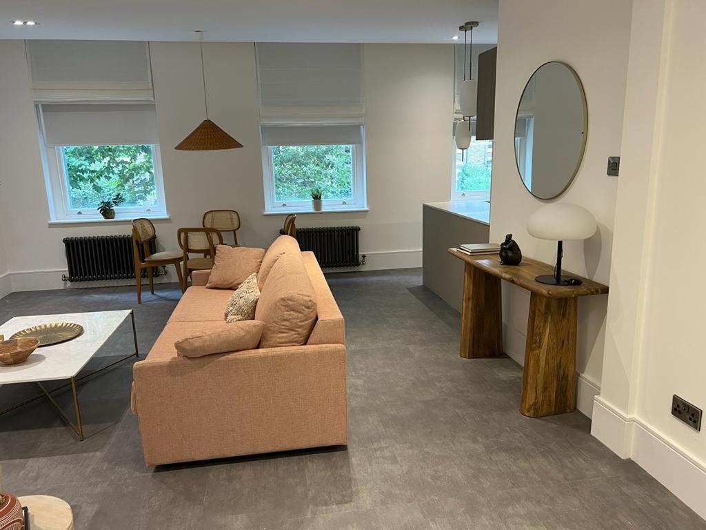 Gorgeous Newly Refurbished 2 Bedroom In Apartment London