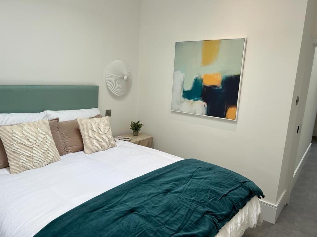 Gorgeous Newly Refurbished 2 Bedroom In *