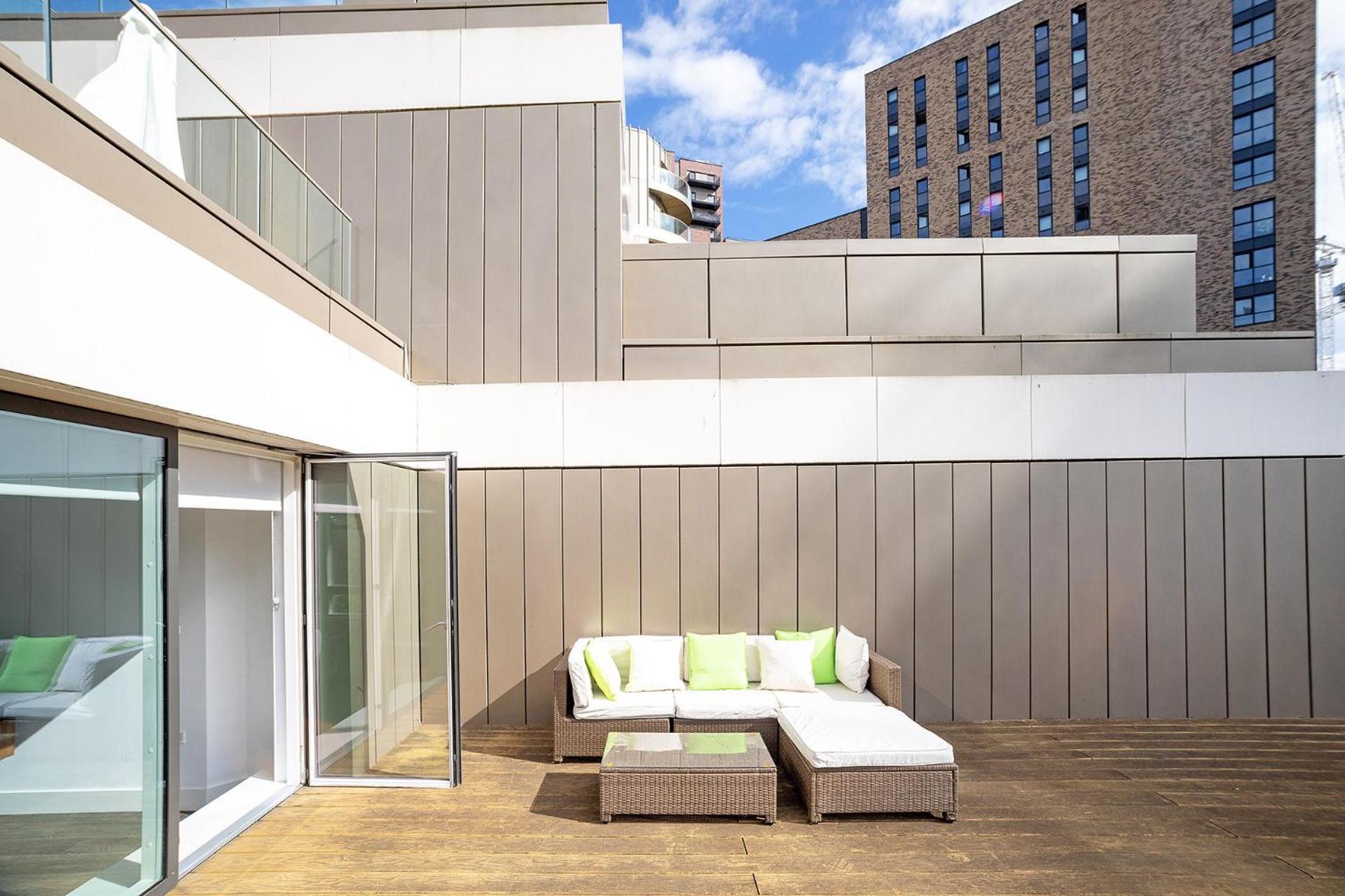 Modern, Stylish, Canalside Penthouse Next To Wembley Stadium! London