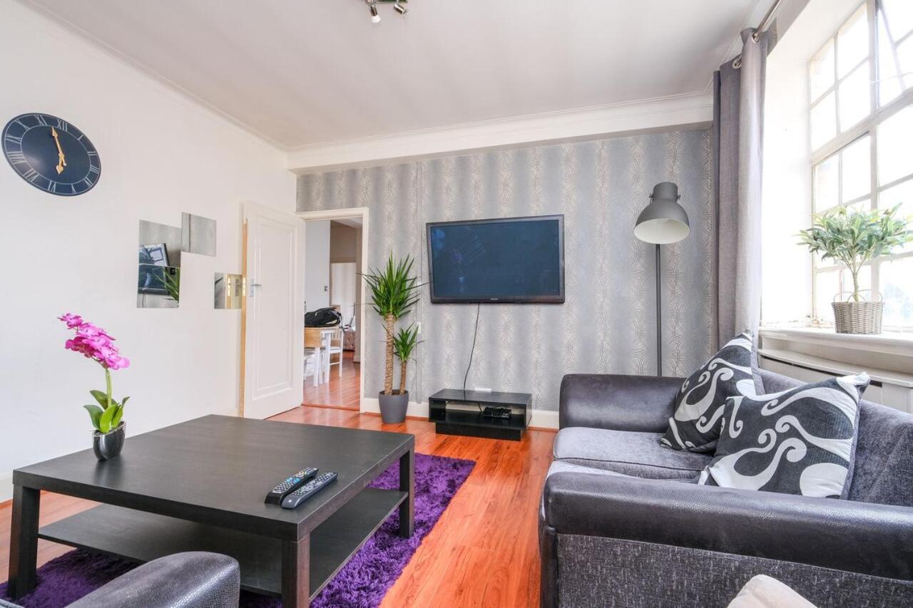 Classic Marble Arch Apartment *