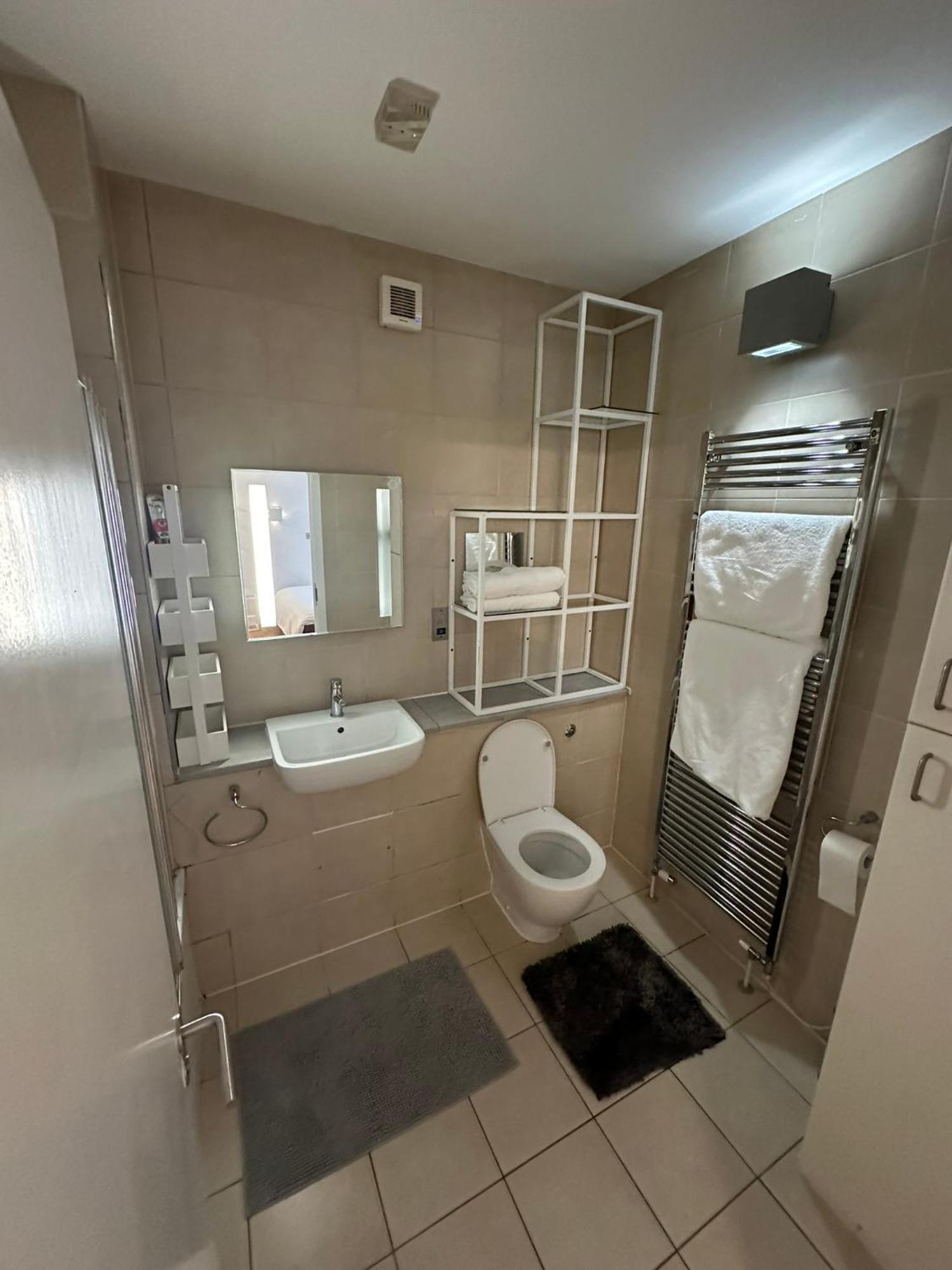 Double Bedroom With Private En-suite Apartment