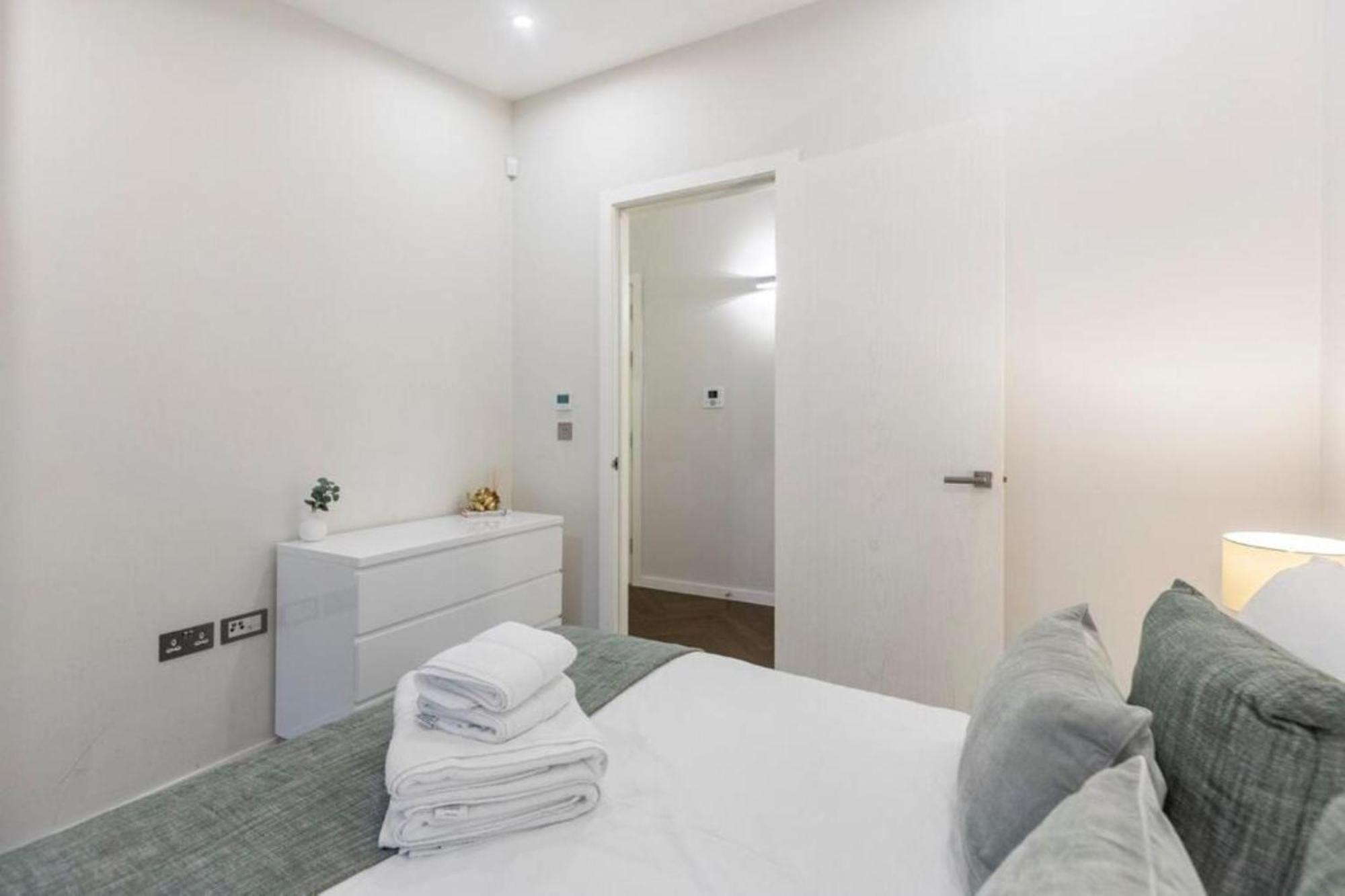 Modern Simplicity, Minimalist 2br Flat In Apartment