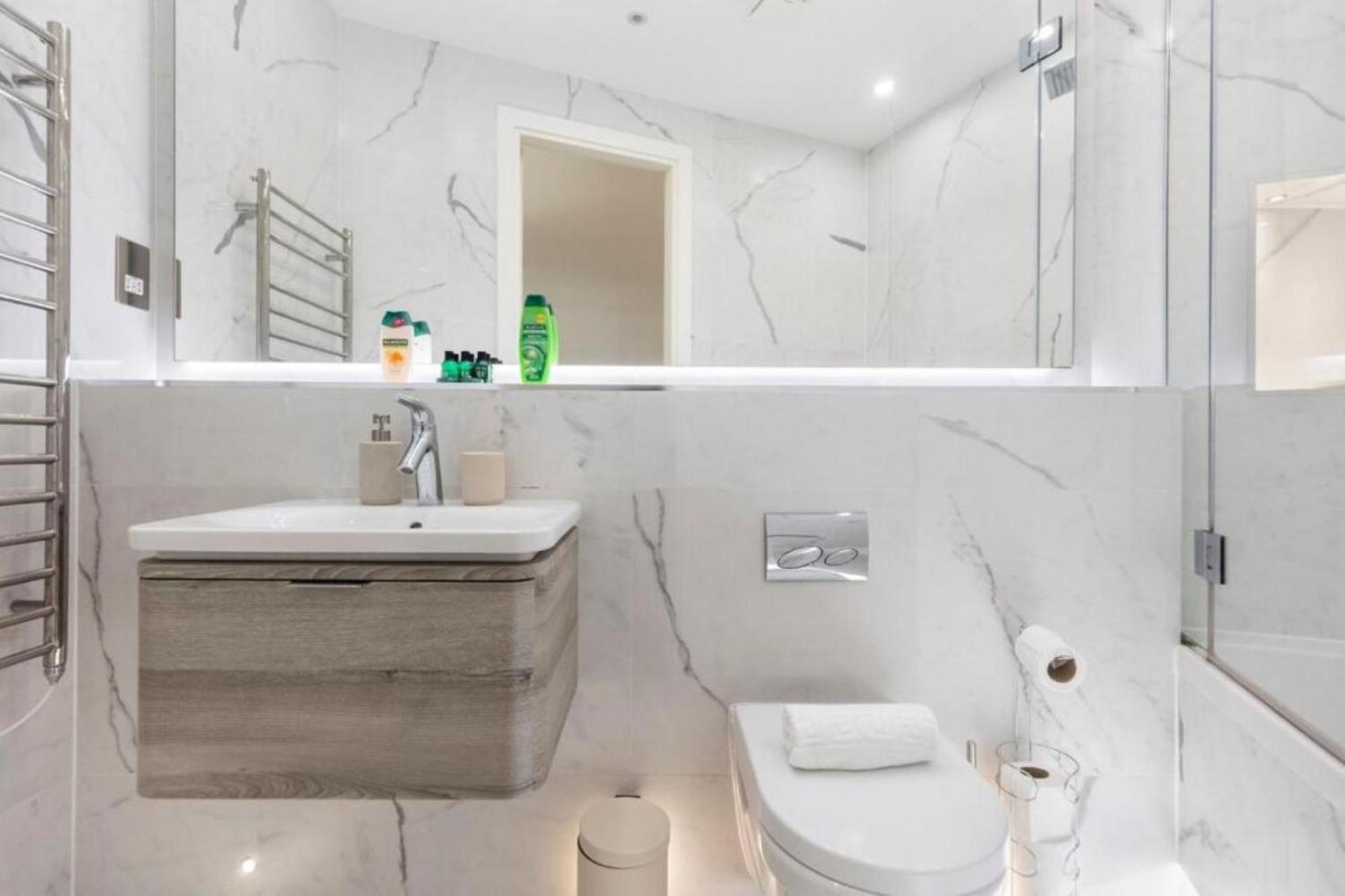 Modern Simplicity, Minimalist 2br Flat In Apartment London