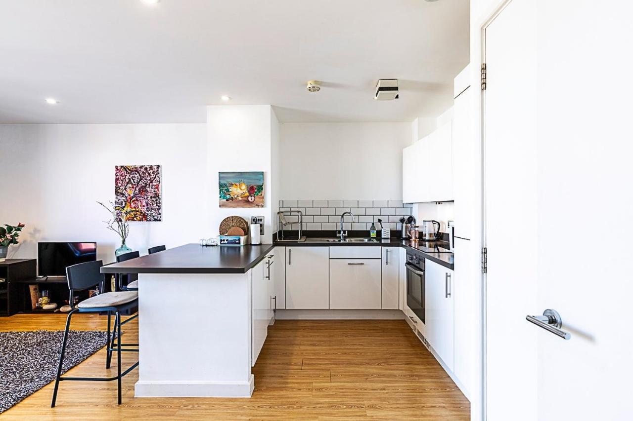 Bright Camden Retreat With Balcony