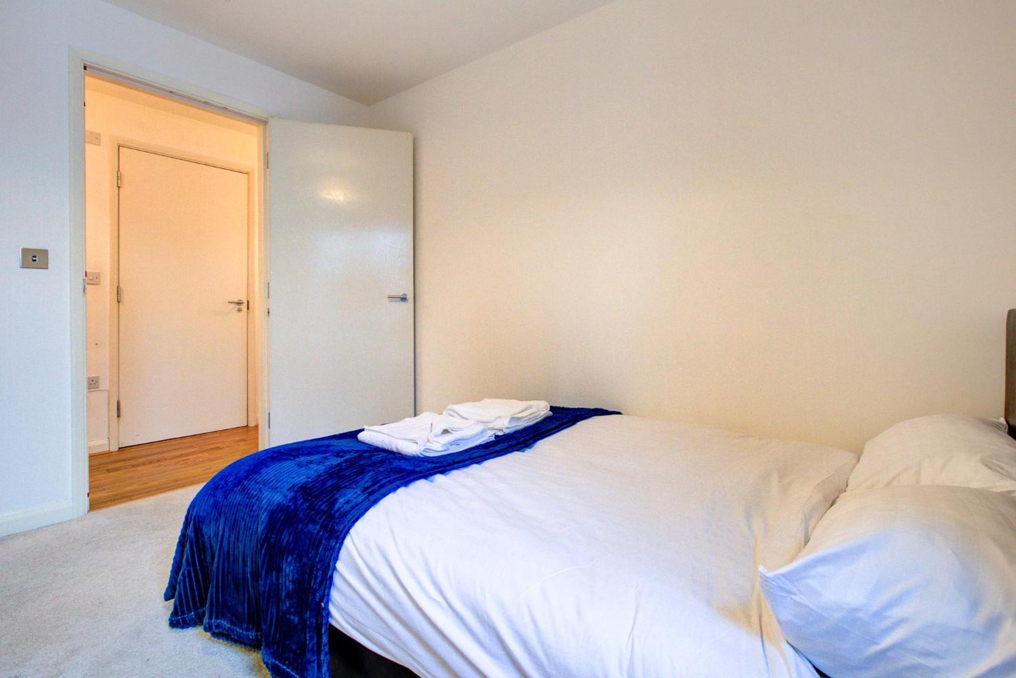 2 Bedroom Flat Near Westfield, Hospital, Stadium & Uni *