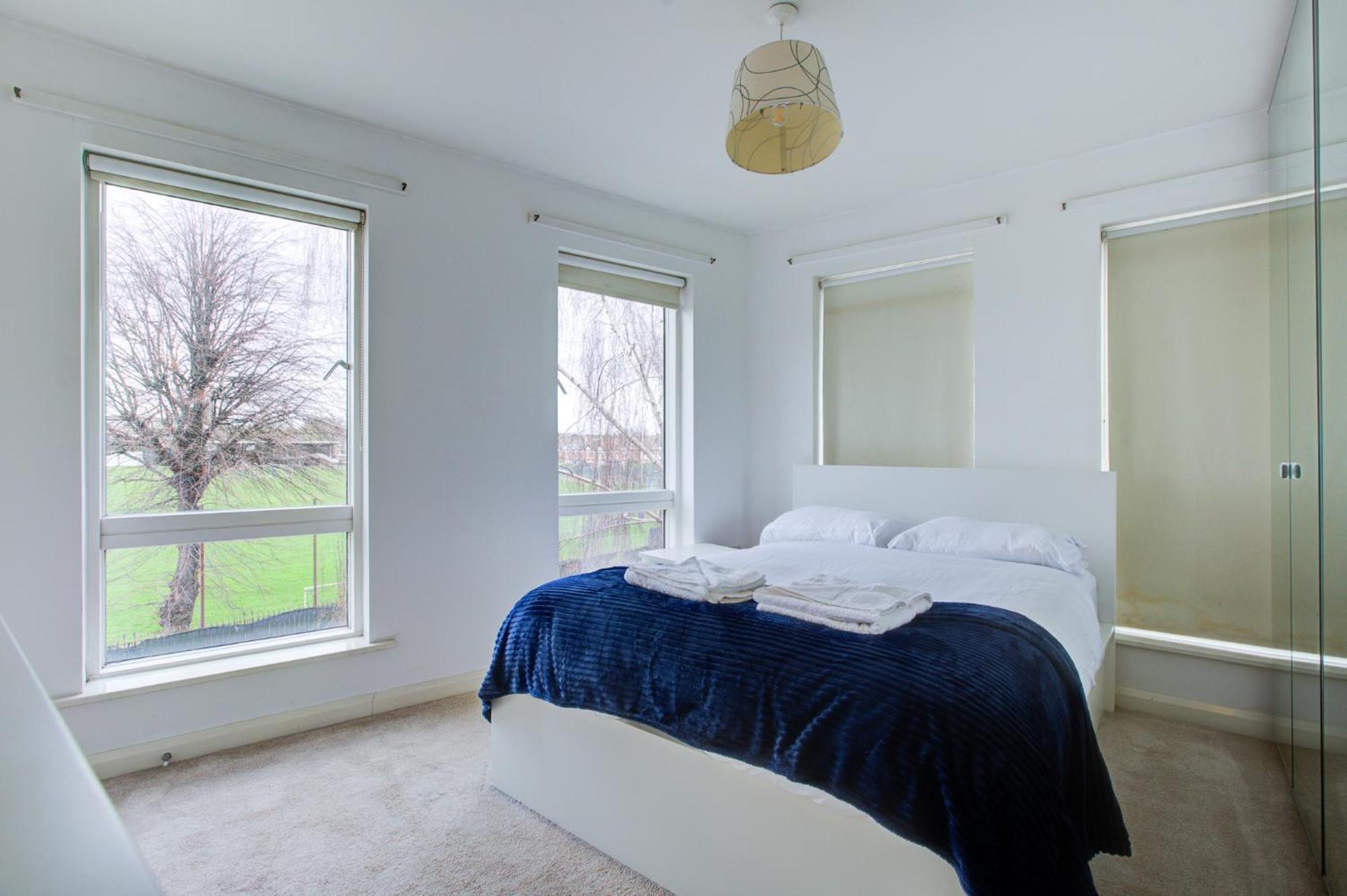 2 Bedroom Flat Near Westfield, Hospital, Stadium & Uni Apartment