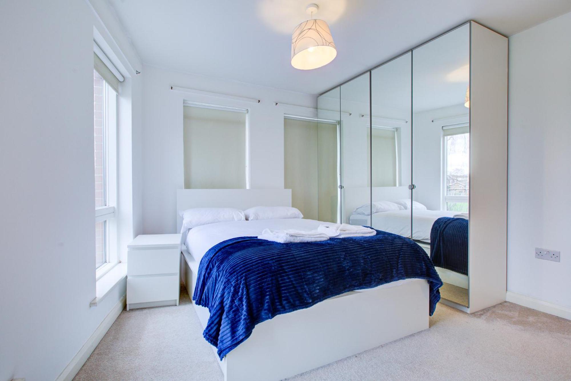 Apartment 2 Bedroom Flat Near Westfield, Hospital, Stadium & Uni