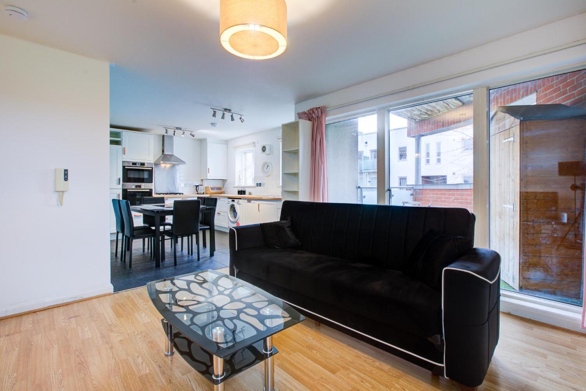 2 Bedroom Flat Near Westfield, Hospital, Stadium & Uni *