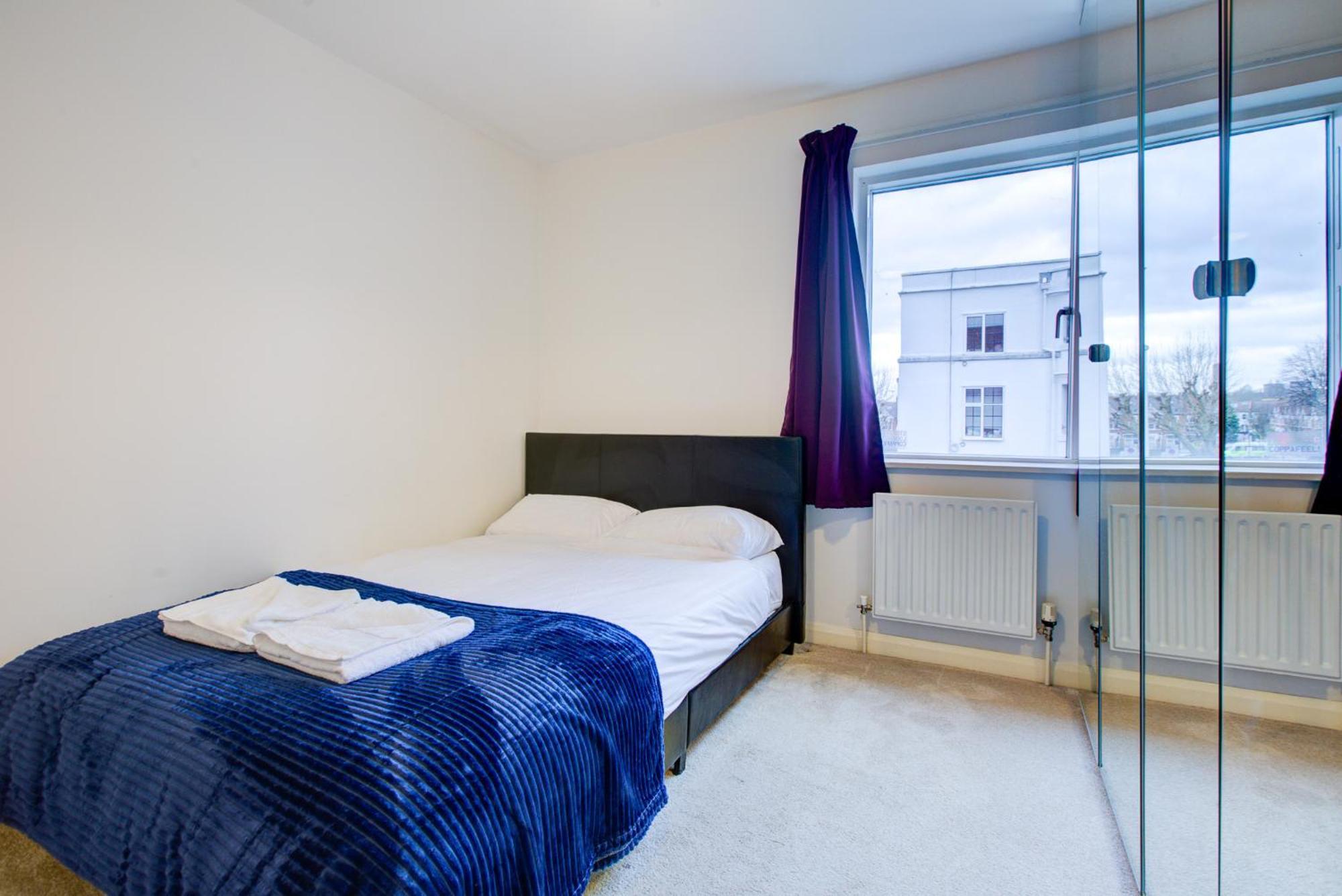 Apartment 2 Bedroom Flat Near Westfield, Hospital, Stadium & Uni *
