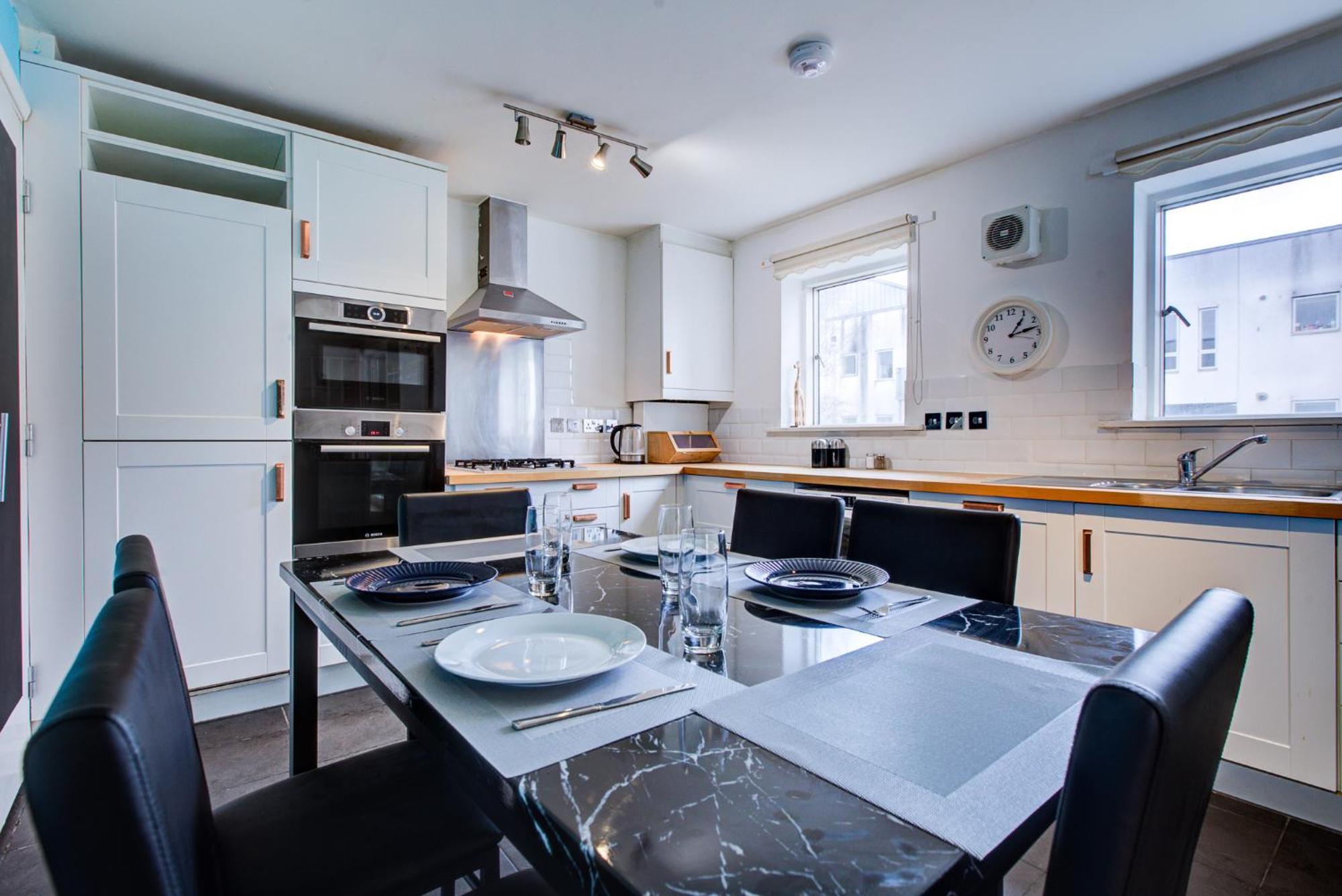 2 Bedroom Flat Near Westfield, Hospital, Stadium & Uni *