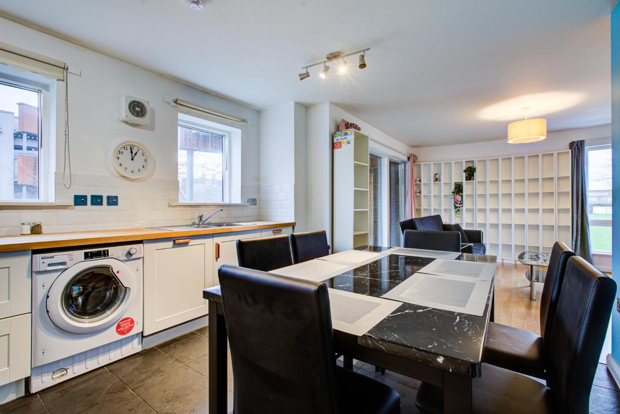 2 Bedroom Flat Near Westfield, Hospital, Stadium & Uni