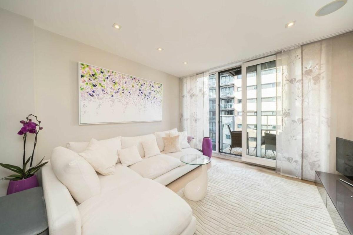 Elegant Designer By Chelsea Bridge & Battersea Power Station Apartment