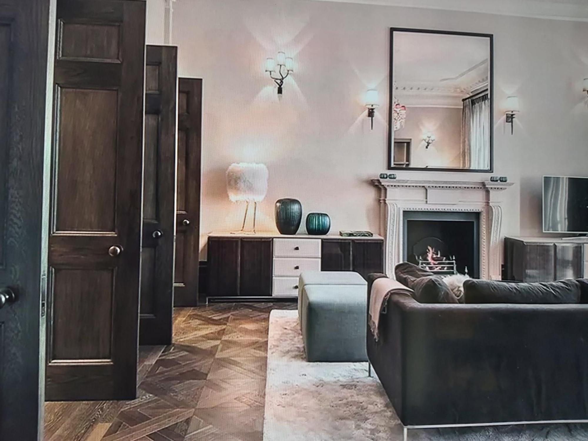 Modern With An Enviable Address Apartment *