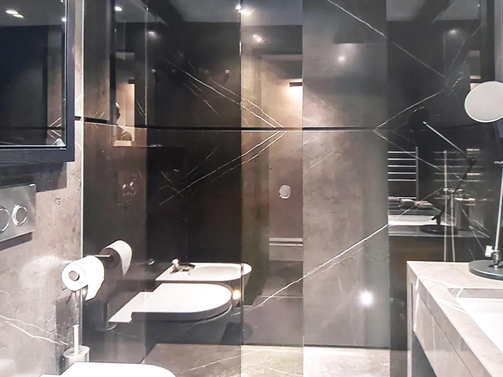 Modern With An Enviable Address Apartment *