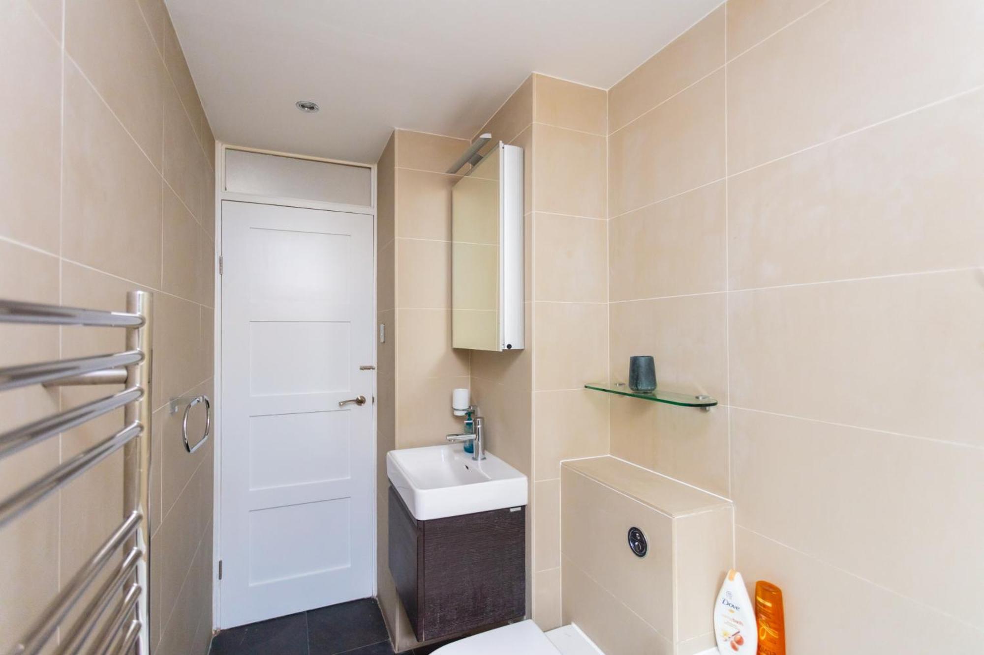 Spacious 3 Bedroom In Old Street *
