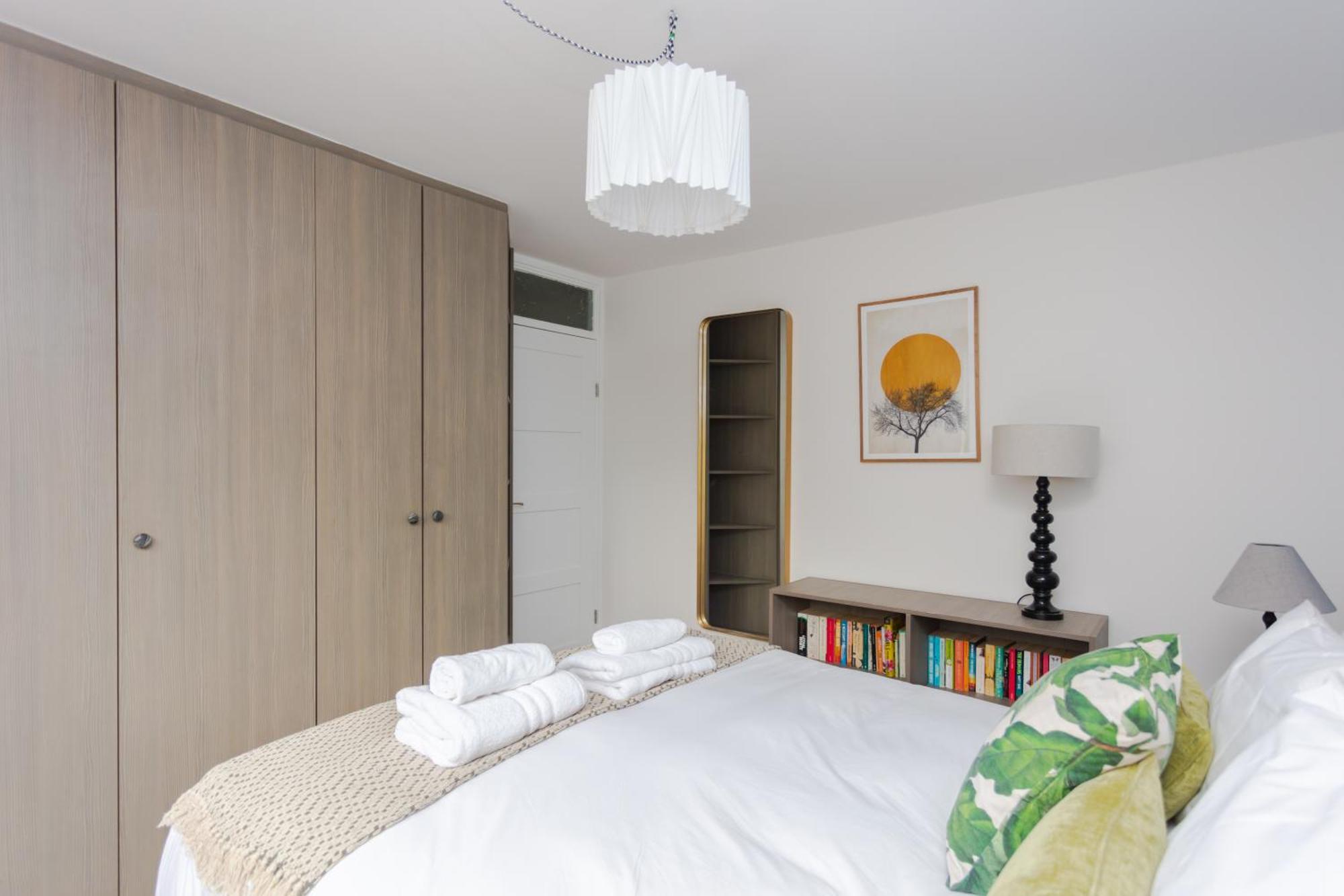 Spacious 3 Bedroom In Old Street Apartment